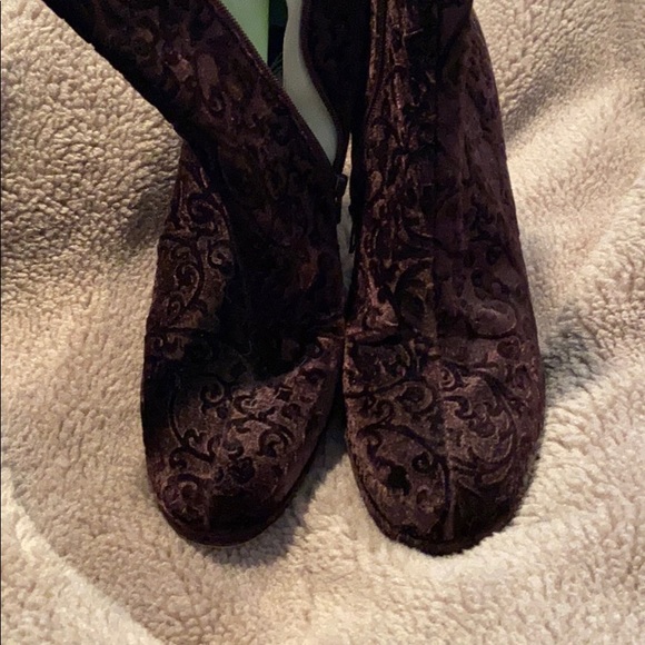 Charles jourdan velvet embossed boot size 8.5 - Picture 5 of 5